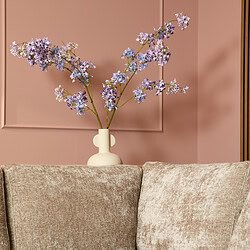 Deense fluwelen bank en een luxe vaas met een boeket blauwe bloemen op een roze wandachtergrond, vintage interieurstijl, elegant en warm woondecor.