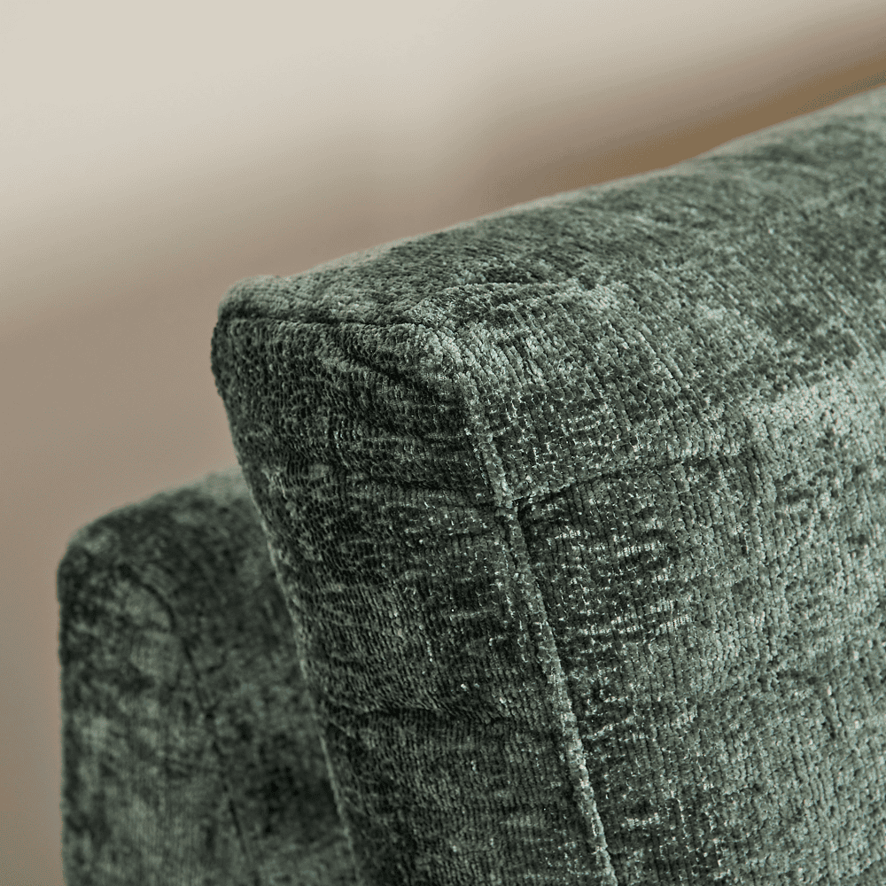 Zacht donkergroen fluwelen stoffen fauteuil met comfortabel ontwerp en luxe uitstraling, perfect voor modern interieur en gezelligheid in huis.