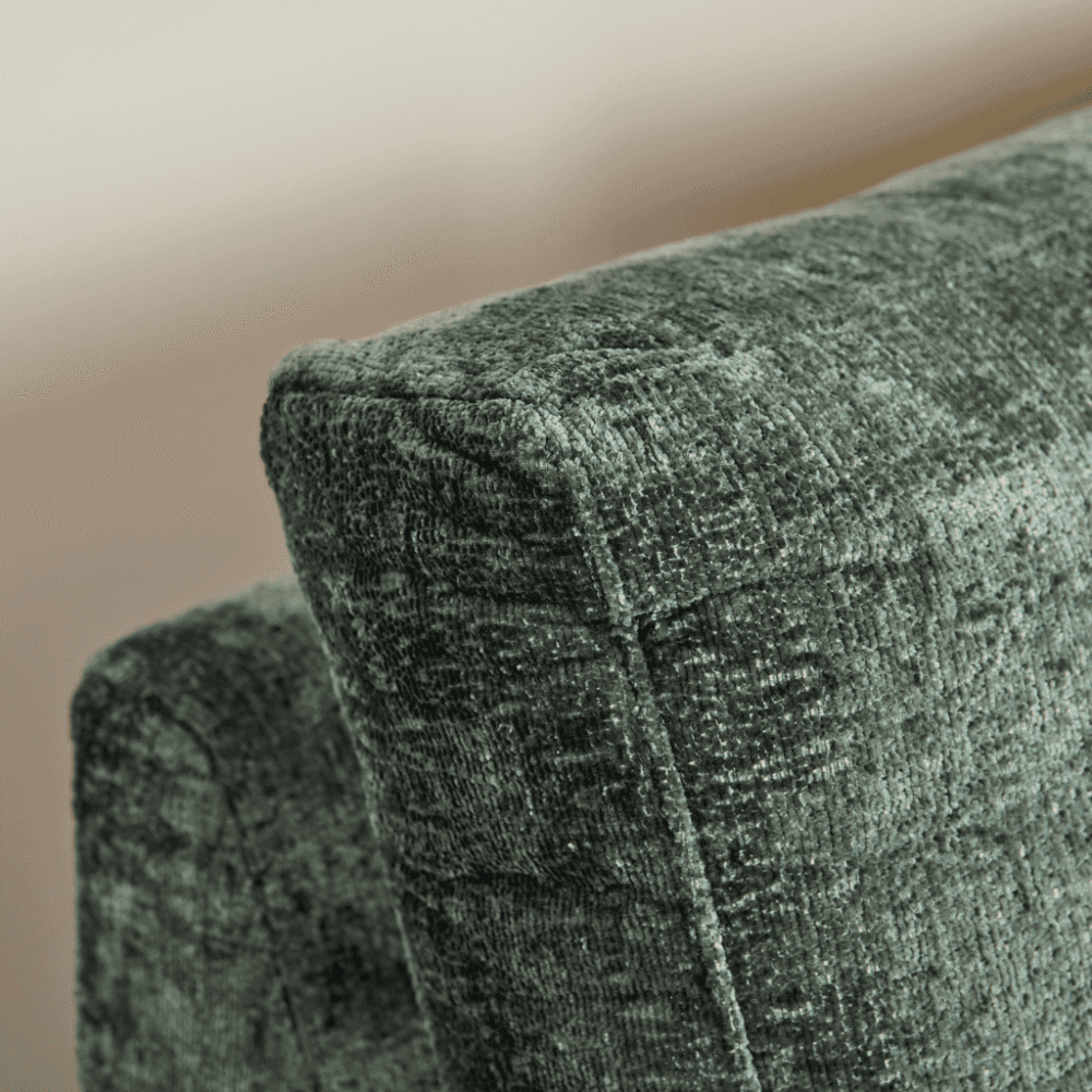 Luxueuze groene velvet fauteuil met comfortabele bekleding en elegante uitstraling, perfect voor moderne woonkamers. Geïnspireerd door Mokana Meubelen, combineert stijl en comfort in jouw interieur.