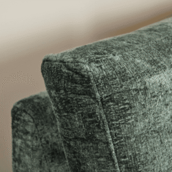 Luxueuze groene velvet fauteuil met comfortabele bekleding en elegante uitstraling, perfect voor moderne woonkamers. Geïnspireerd door Mokana Meubelen, combineert stijl en comfort in jouw interieur.