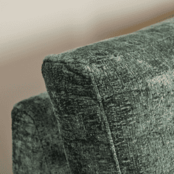 Zacht donkergroen fluwelen stoffen fauteuil met comfortabel ontwerp en luxe uitstraling, perfect voor modern interieur en gezelligheid in huis.