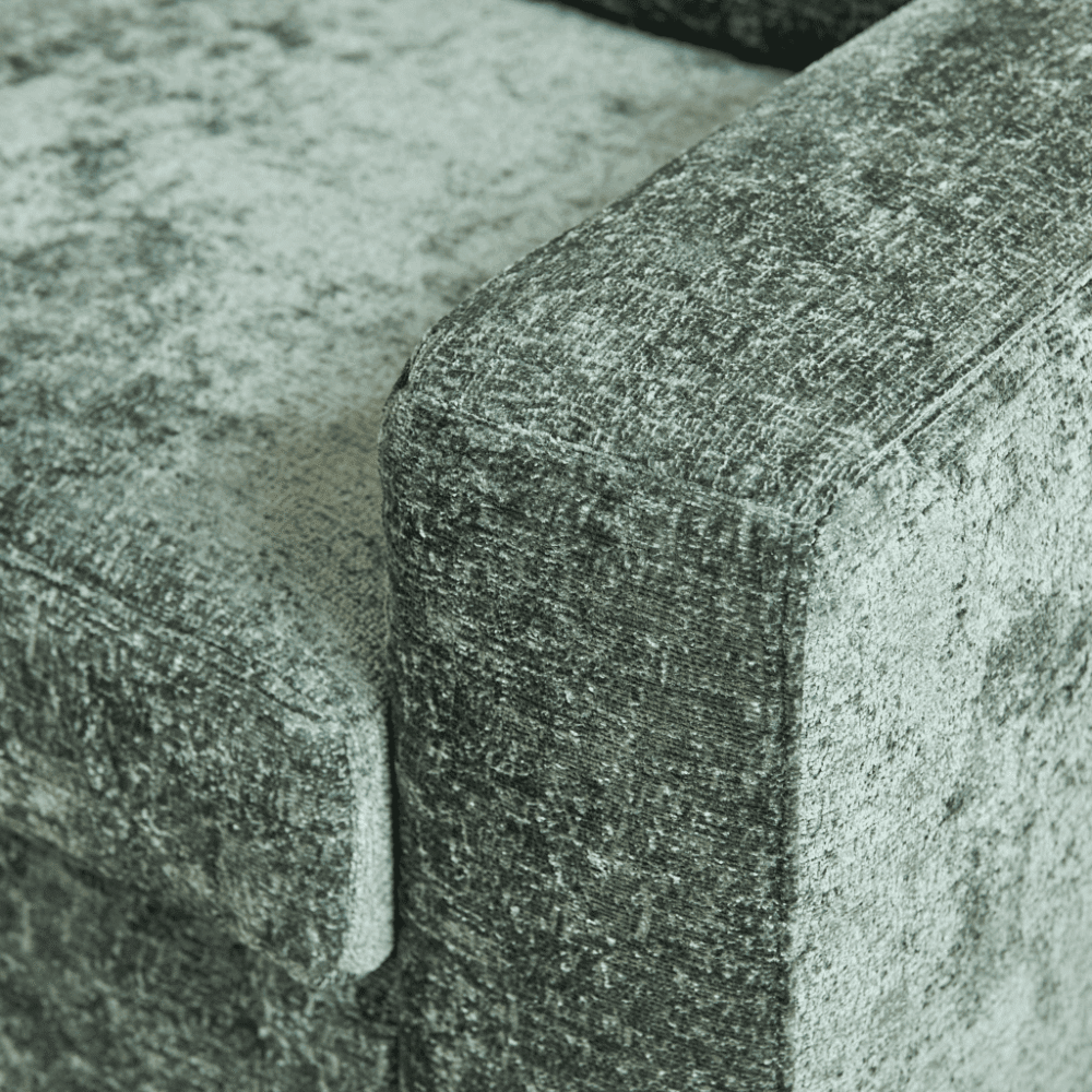 Zachte stoffen bekleding op een modieuze bank met een luxe uitstraling in een moderne woonkamer.