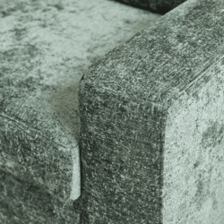 Zachte stoffen bekleding op een modieuze bank met een luxe uitstraling in een moderne woonkamer.