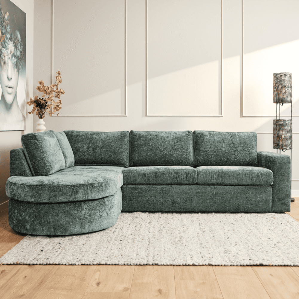 Luxe groene stoffen hoekbank met chaise longue en kussens voor comfortabele zithoek in woonkamer.