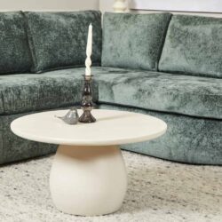 Rustieke vintage bank met groene velvet bekleding en mooie scheurpatroon, perfect voor een gezellige woonkamer of salon. Exclusieve houten uitstraling en comfortabele zitervaring.