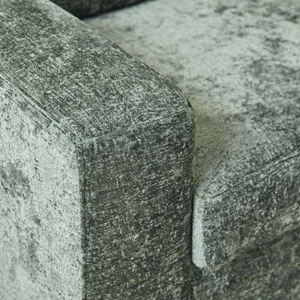 Zwarte stoffen bank met moderne textuur en stijlvolle uitstraling, perfect voor woonkamermeubilair sfeer en comfort, handgemaakt vakmanschap door Mokana meubels in Nederland.