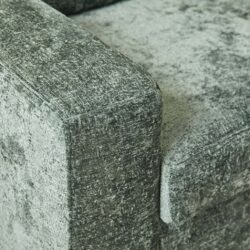 Zwarte stoffen bank met moderne textuur en stijlvolle uitstraling, perfect voor woonkamermeubilair sfeer en comfort, handgemaakt vakmanschap door Mokana meubels in Nederland.