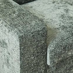 Luxueuze meubelstof in groen-blauwe tinten met een rijke textuur, perfect voor stijlvolle banken en fauteuils voor een moderne woonkamer.