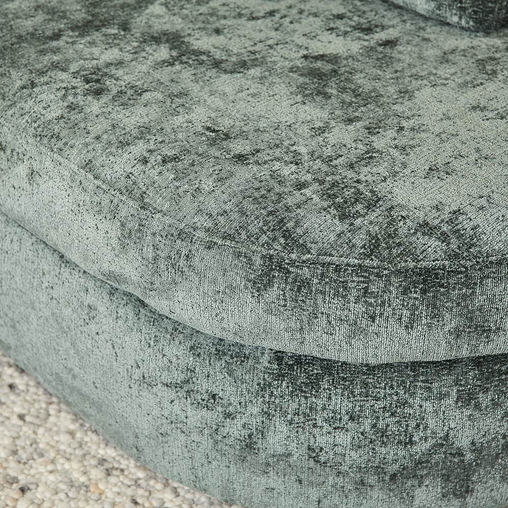 Luxueuze velvet fauteuil stoffering met elegante blauwe green tint, comfortabel en stijlvol meubelstuk voor moderne interieurs.