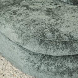 Luxueus groene fluwelen bank met vintage uitstraling, perfect voor een stijlvolle woonkamer en comfortabel zitten.