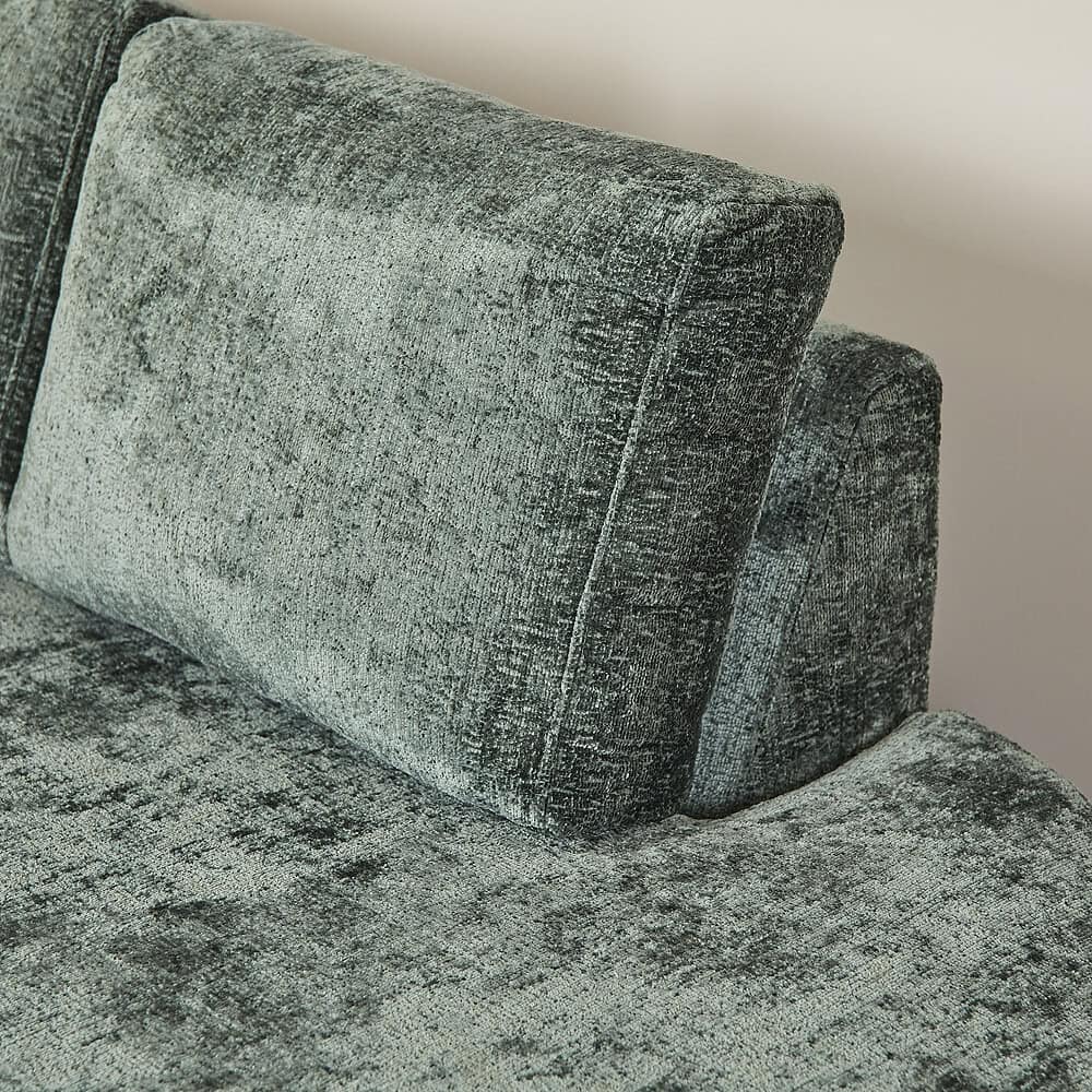 Gevel van een modern gestoffeerd bank in mix van grijs en groen tinten, comfortabel en stijlvol meubel, Mokana Meubelen, elegante zitmeubels.