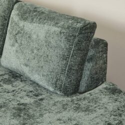 Eco-vriendelijke stoffen bank met vintage uitstraling, die comfort en duurzame meubels combineert. Perfect voor een stijlvolle en milieubewuste woonkamer. Mokana Meubelen biedt maatwerk en kwaliteit.