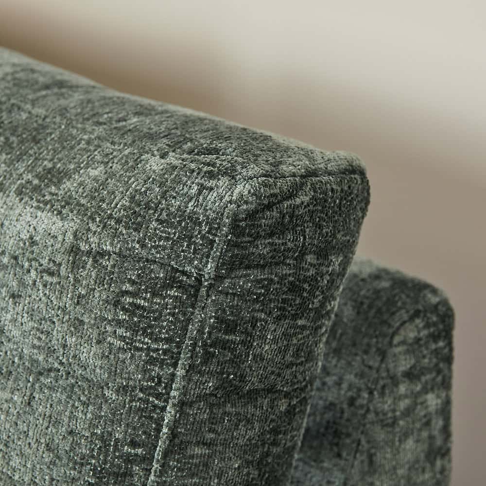 Elegante grijze stoffen fauteuil met zachte, comfortabele bekleding en gedetailleerde stiknaden, perfect voor moderne interieurs.