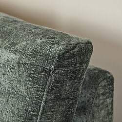 Elegante grijze stoffen fauteuil met zachte, comfortabele bekleding en gedetailleerde stiknaden, perfect voor moderne interieurs.