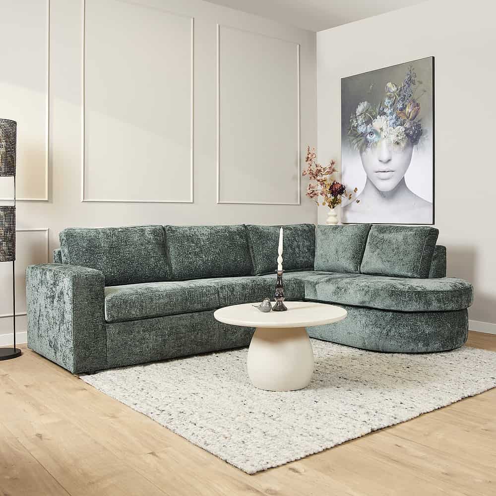 Luxueuze velvet hoekbank in groen met moderne woonkamer decoratie.