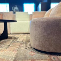 Luxueuze stoffen bank en fauteuils in een modern interieur, speciaal ontworpen door Mokana Meubelen, voor comfort en stijl in uw woonkamer.