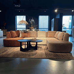 Modern bank gecombineerd met zachte uuikleuren, perfect voor een stijlvolle woonkamer.