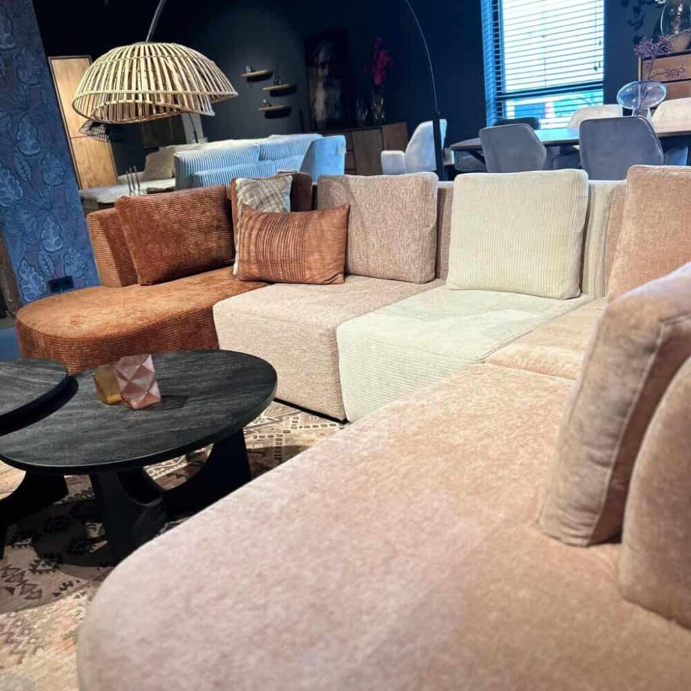 Unieke houten en stoffen Mokana meubelbank in verschillende pasteltinten, perfect voor stijlvolle woonkamer interieurs.