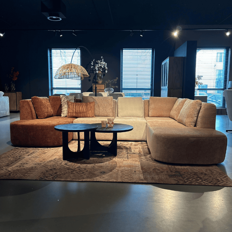 Modern bank gecombineerd met zachte uuikleuren, perfect voor een stijlvolle woonkamer.