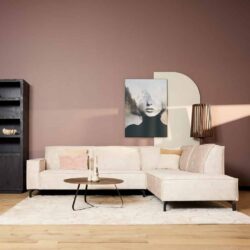 Modern vintage witte hoekbank in woonkamer met landelijke stijl, tapijt en accessoires.