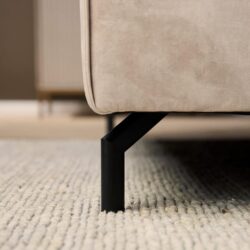 Modernes Sofa mit schwarzen Metallbeinen und weicher beiger Polsterung, perfekt für ein stilvolles und gemütliches Wohnzimmer.