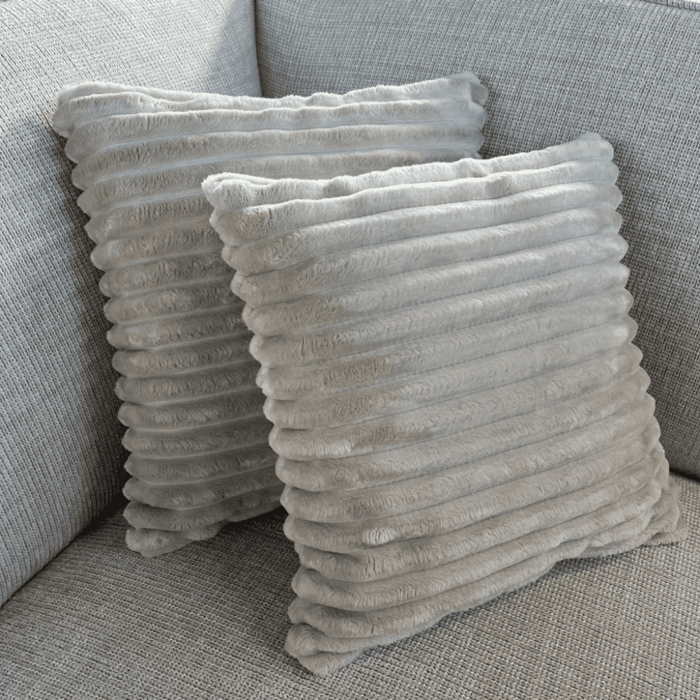 Zachte luxe decorative kussens van Mokana Meubelen, perfect voor modern interieur met natuurlijke texturen.