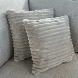 Zachte luxe decorative kussens van Mokana Meubelen, perfect voor modern interieur met natuurlijke texturen.