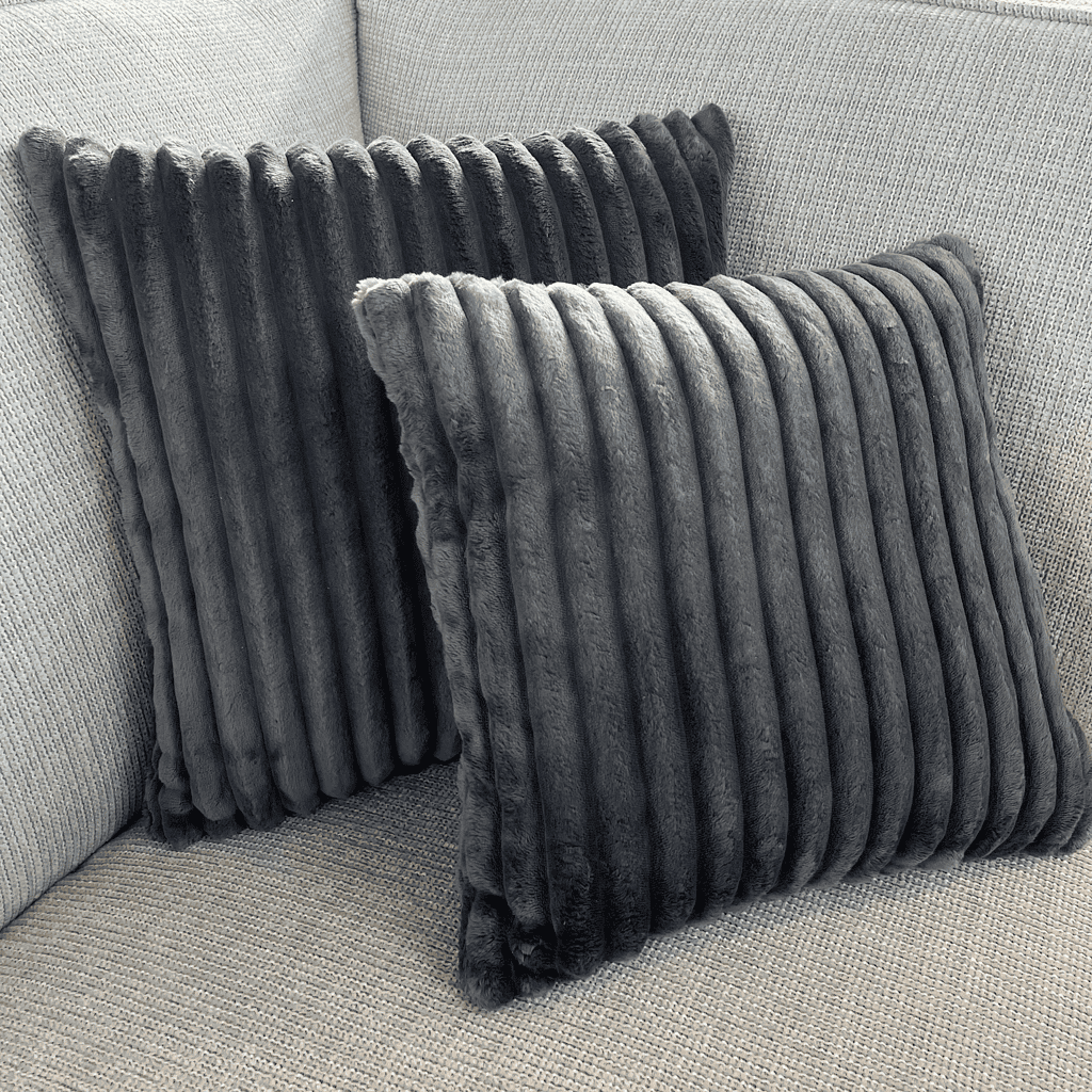 Luxueuze kussenhoezen van zacht fluweel met een ribbels ontwerp, perfect voor een stijlvolle en comfortabele zithoek. Te koop bij Mokana Meubelen, specialisten in op maat gemaakte meubelaccessoires.