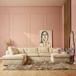 Luxe op maat gemaakte Mokana meubels in een stijlvolle woonkamer met roze muur, modern kunstwerk en gezellige sfeer.