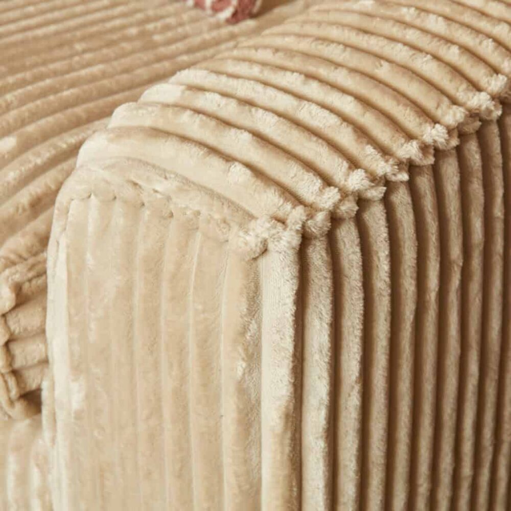 Houten meubel met afwerking en textuur, gericht op maat gemaakt, kwaliteit en design. Perfect voor stijlvolle interieurs en uniek meubilair, aangeboden door Mokana Meubelen.