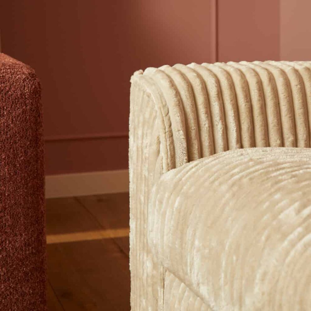 Luxueus gestoffeerd bankstel in beige velvet met ribstructuur, perfect voor moderne interieurs en comfort.