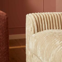 Luxueus gestoffeerd bankstel in beige velvet met ribstructuur, perfect voor moderne interieurs en comfort.