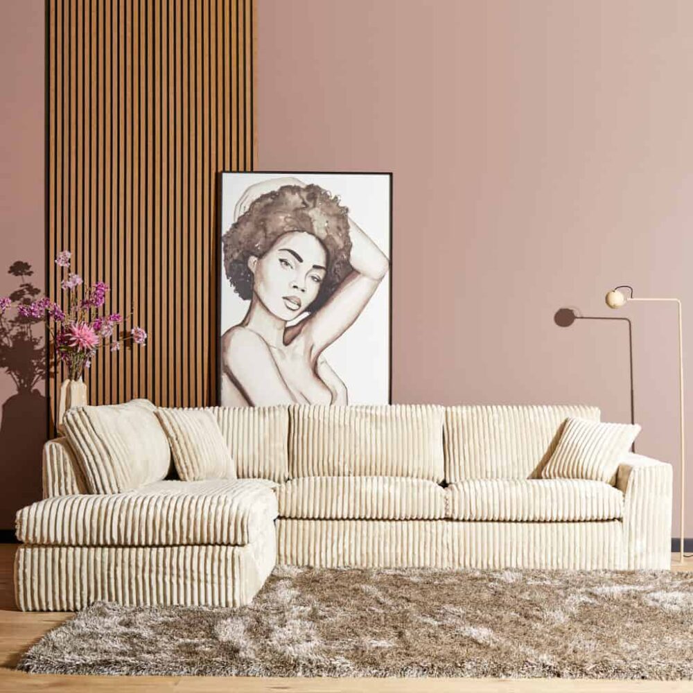 Soft beige gestreepte bank in modern woonkamer met uniek kunstwerk, bloemstuk en vloerkleed, perfect voor stijlvolle interieurinrichting.