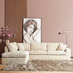 Modern bank met een beige, gestreepte velvet bekleding in een stijlvolle woonkamer inrichting.