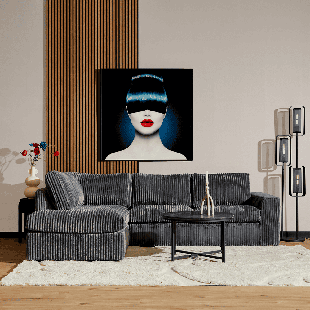 Elegante stoffen bank in een modern interieur met opvallend wandkunst, passende lampen en accessoires van Mokana Meubelen. Ideaal voor een stijlvolle woonkamer.