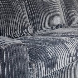 Luxueuze bank bekleed met exclusief fluweelstof, ontworpen door Mokana Meubelen voor modern en elegant interieur. Perfect voor een stijlvolle woonkamer of lounge.