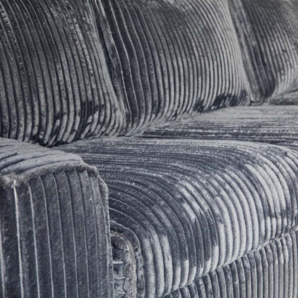 Rustieke vintage bank met corduroy stof, donkergrijze bekleding, comfortabele zitplaatsen, modern interieur, Mokana Meubelen.