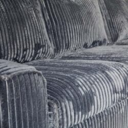 Rustieke vintage bank met corduroy stof, donkergrijze bekleding, comfortabele zitplaatsen, modern interieur, Mokana Meubelen.