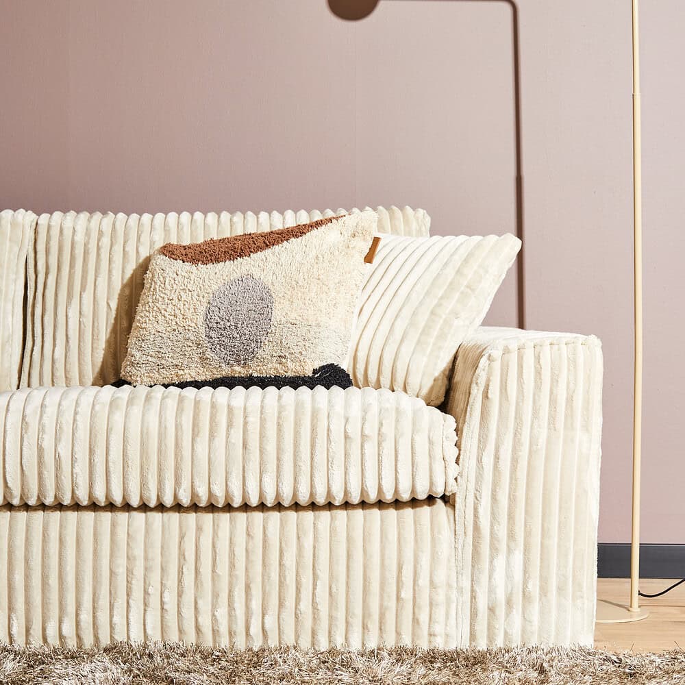 Rijke textielkleuren en exclusief design maken deze moderne sofa van Mokana Meubelen uniek en comfortabel.