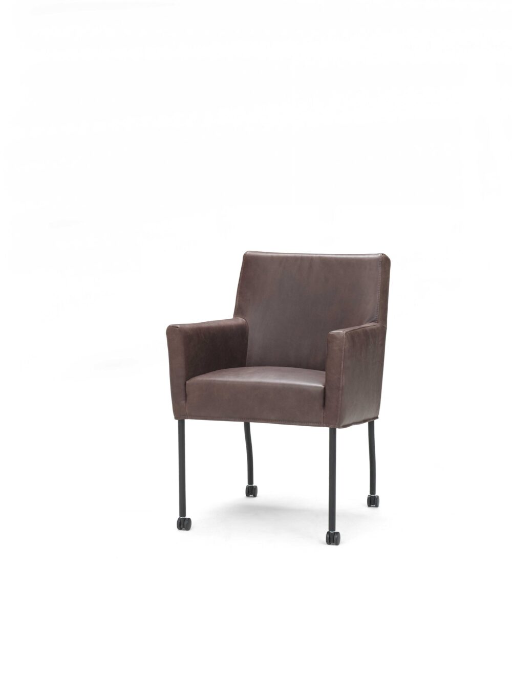Leren stoel met metalen poten, modern design, comfortabele bekleding, ideaal voor woonkamer of kantoor.