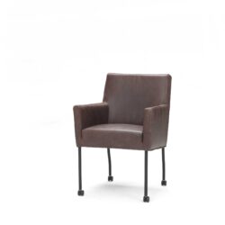 Leren stoel met metalen poten, modern design, comfortabele bekleding, ideaal voor woonkamer of kantoor.