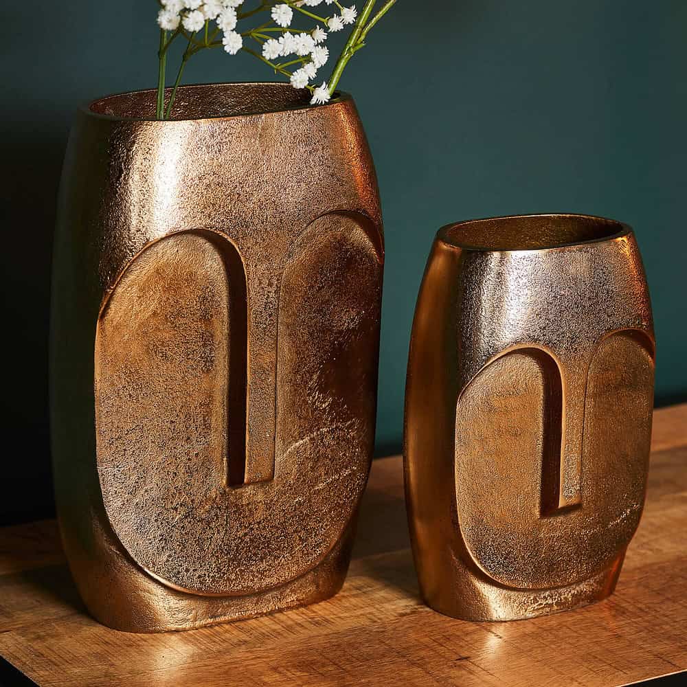 Glazen vazen met metallic afwerking en bronzen kleur, modern en elegant decor, perfect voor in huis of op kantoor, onderdeel van de Mokana Meubelen collectie.