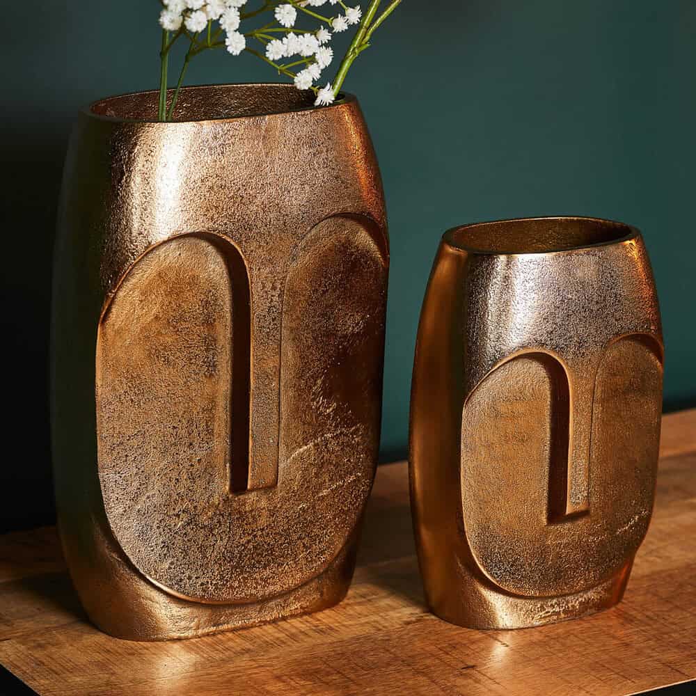 Rustieke goudkleurige decoratieve vazen met abstract ontwerp, perfect voor stijlvolle interieurdecoratie en bloemarrangementen.