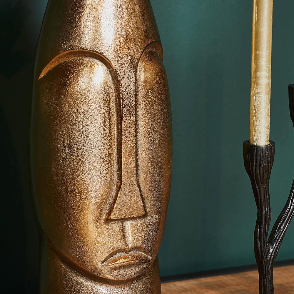 Elegant houten sculptuur van een abstract gezicht, onderdeel van Mokana Meubelen collectie, perfect voor modern interieur design en stijlvolle decoratie.