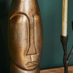 Elegant houten sculptuur van een abstract gezicht, onderdeel van Mokana Meubelen collectie, perfect voor modern interieur design en stijlvolle decoratie.