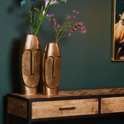 Gouden metalen vazen met kleurrijke bloemen op houten laden kast voor elegant interieurdecoratie.