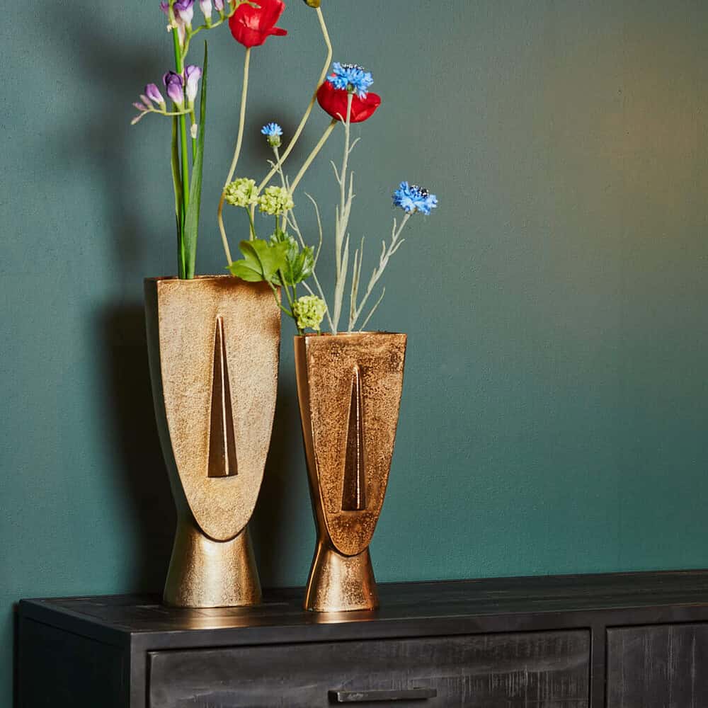 Elegant metalen vazen met bloemendecoratie voor moderne woonkamers | Mokana Meubelen.