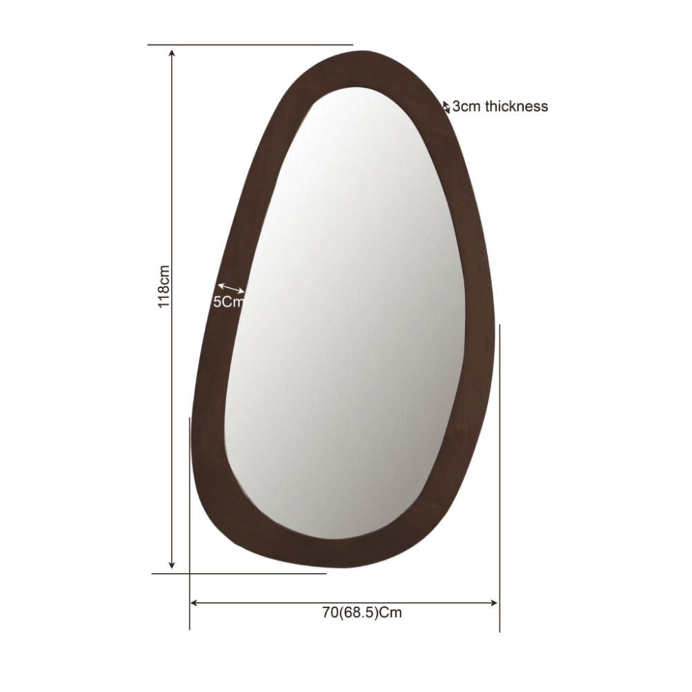 Elegante houten spiegel met organische, asymmetrische vorm en stevige rand, perfecte aanvulling voor moderne interieurs en woonkamers.