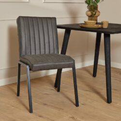 Minimalistisch design houten tafel met zwarte poten en een stoffen eetkamerstoel in grijs, stijlvolle interieur decoratie, perfecte mix van modern en Scandinavisch meubelontwerp.