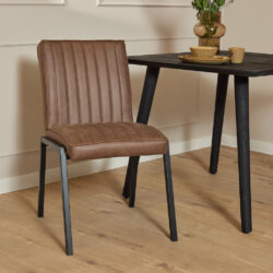 Stoel met bruin bekleding en zwart metalen poten voor modern interieur.
